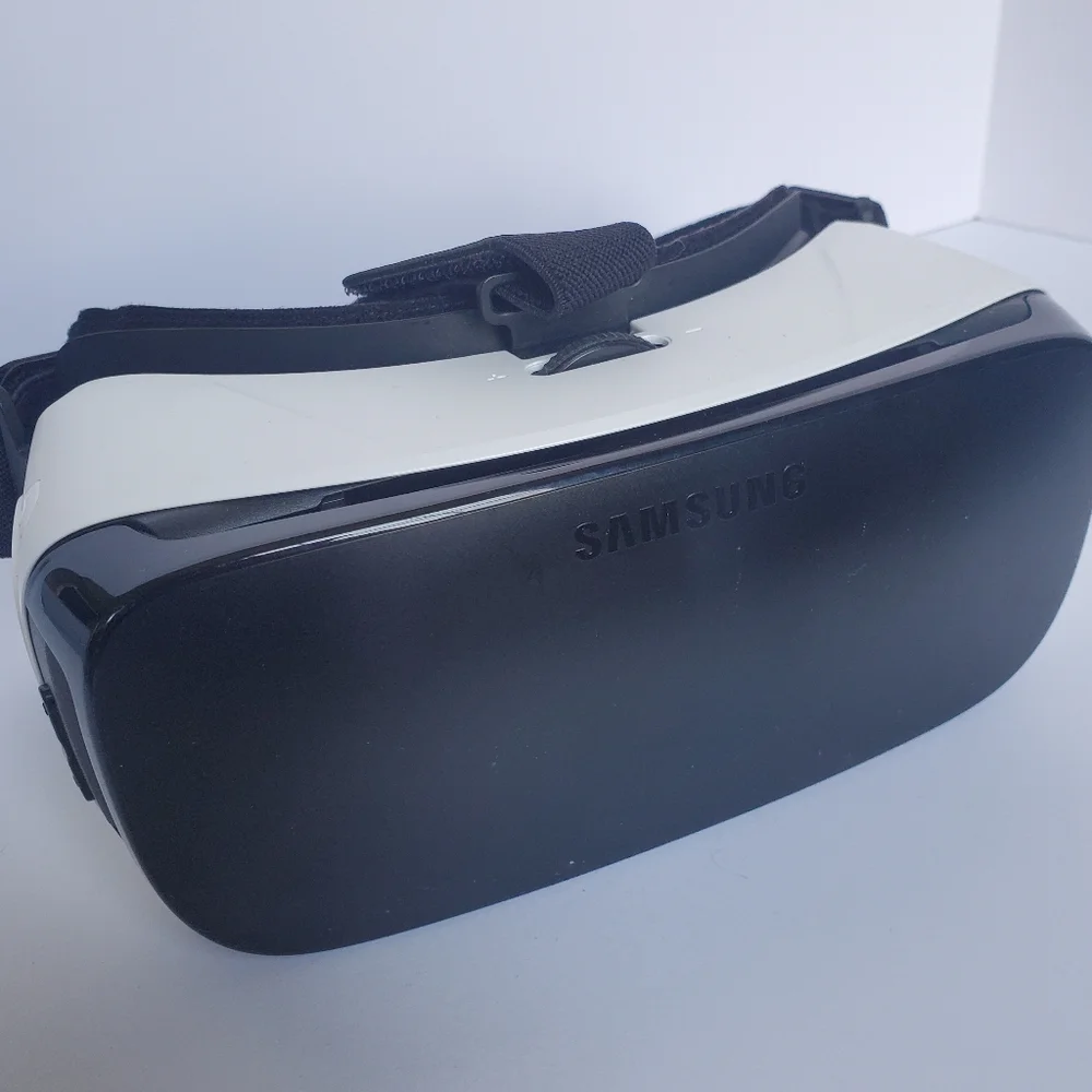 Samsung Gear VR, Virtual Reality Headset, Powered by Oculus